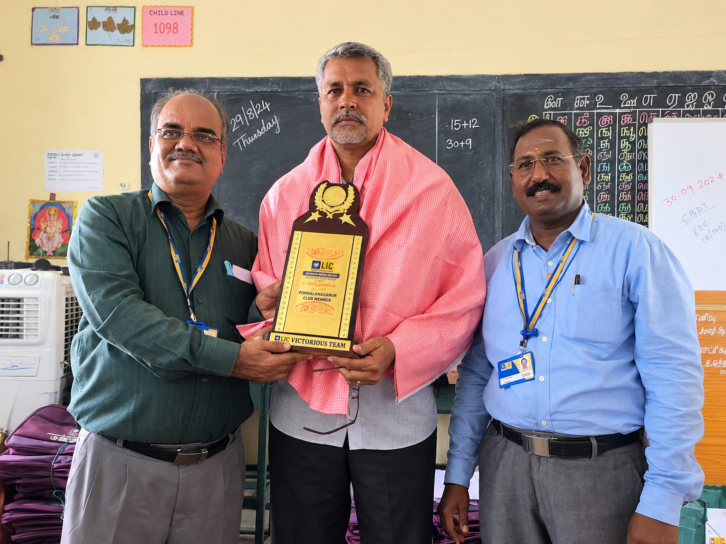 G. Selvakumar holding the Ponnalanganur Club Member Victorious Team trophy