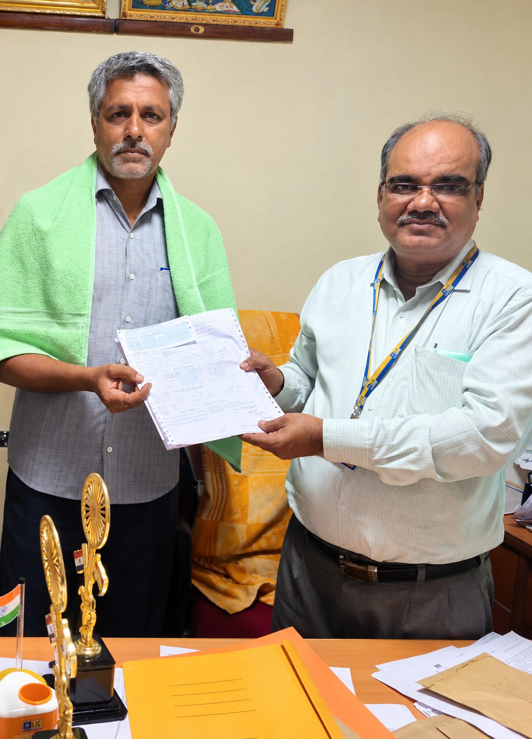 G. Selvakumar being felicitated by a branch officer